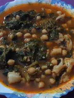 Una foto de Potaje de garbanzos, espinacas y bacalao con toque picante