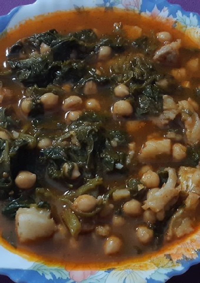 Una foto de Potaje de garbanzos, espinacas y bacalao con toque picante