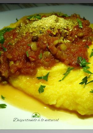 Una foto de Polenta con salsa boloñesa de lentejas