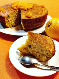 Una foto de Bizcocho de naranja, pasas y ron