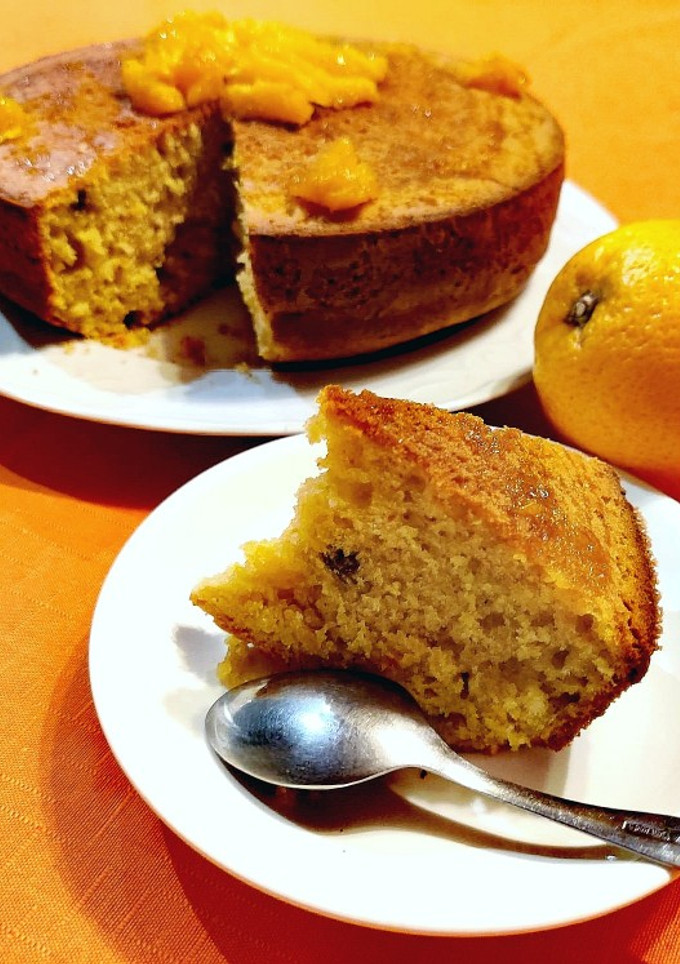 Una foto de Bizcocho de naranja, pasas y ron