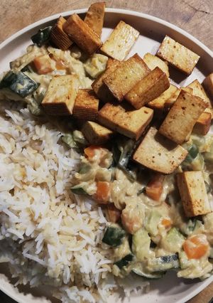 Une photo de Mafé de légumes, riz basmati et complet, Tofu sauté sauce soja