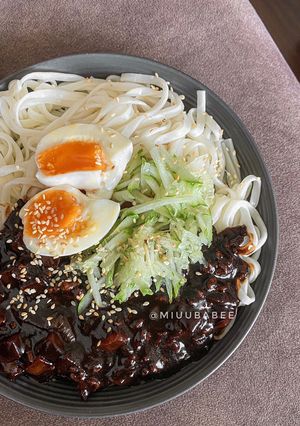 Hình của món Mỳ tương đen Jajangmyeon Hàn Quốc.