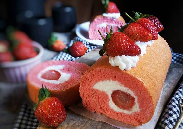 Strawberry Japanese Roll Cake 4 Telur