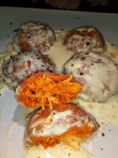Una foto de Sorrentinos de Remolacha rellenos de Pollo con salsa de Queso al Vino blanco