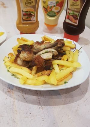 O poză a rețetei Pulpe de pui cu cartofi pai.