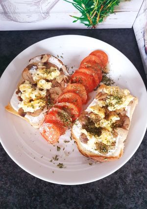 Une photo de Tartines forestières aux œufs brouillés