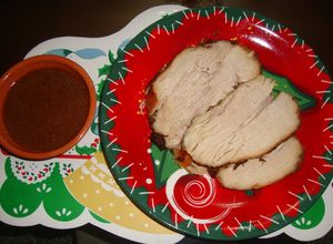 Una foto de Pernil Navideño al Horno con Cerveza