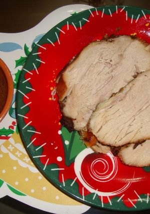 Una foto de Pernil Navideño al Horno con Cerveza