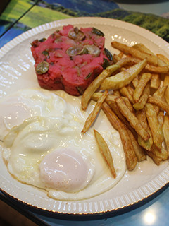 Una foto de Flor de puré rojo con habas, patatas y huevos