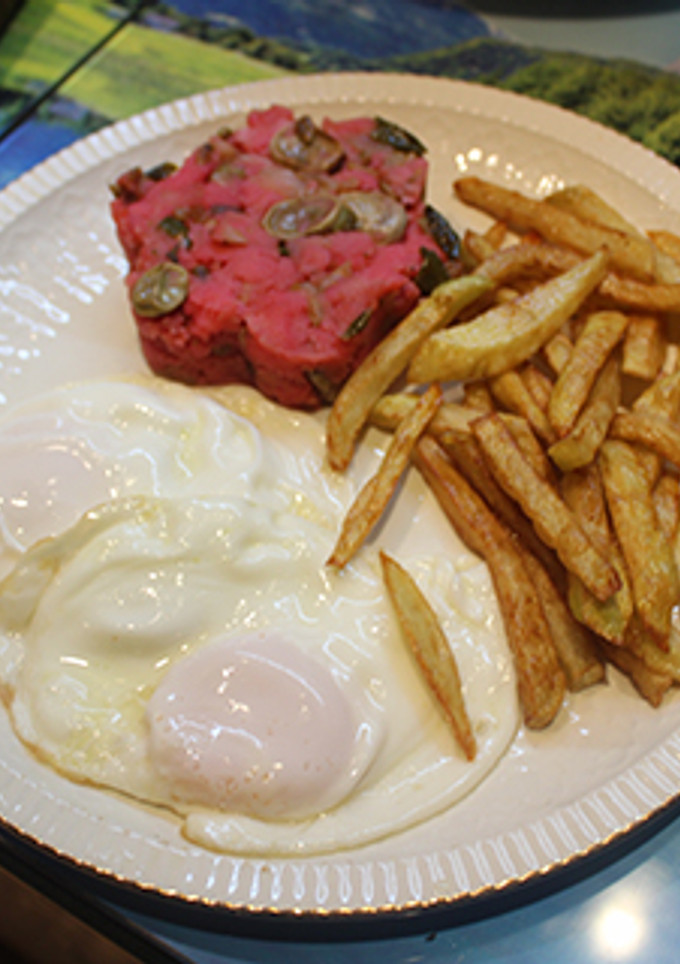 Una foto de Flor de puré rojo con habas, patatas y huevos