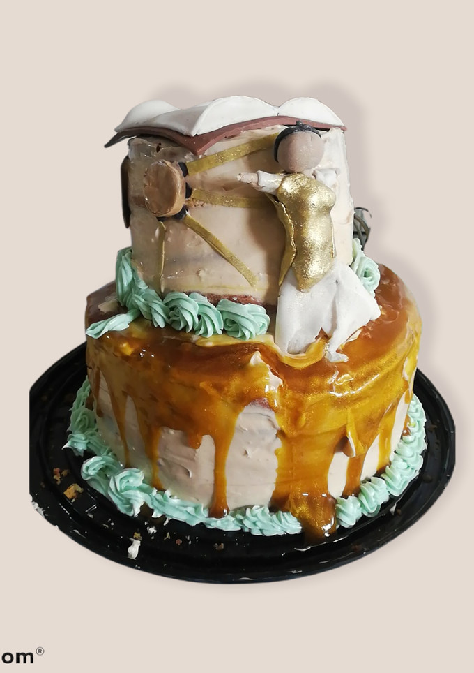 Una foto de Pastel de zanahoria con formas de fondant