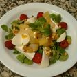 Ensalada de canónigos con macedonia, frambuesas, queso fresco