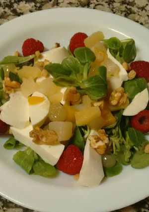 Una foto de Ensalada de canónigos con macedonia, frambuesas, queso fresco