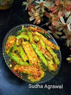 हरी मिर्च का तीखा चटपटा अचार रेसिपी मुख्य फोटो