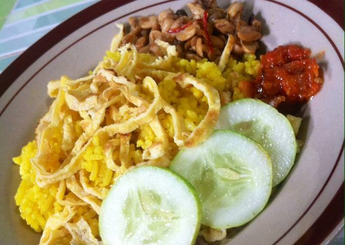 Resep Nasi  Kuning  Raos oleh dea fitri Cookpad