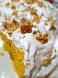 Una foto de Torta de mandarina y nueces, glaseada