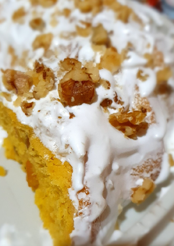 Una foto de Torta de mandarina y nueces, glaseada