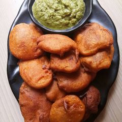 A picture of #tiffin box# alu ki pakodi.