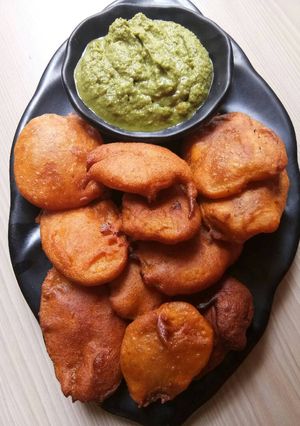 A picture of #tiffin box# alu ki pakodi.