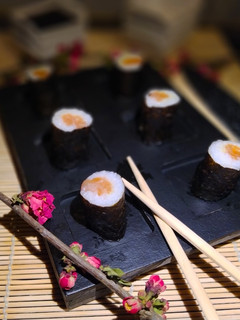 Una foto de Hoso-Maki-Sushi de Salmón Ahumado