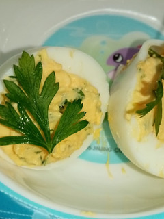 Una foto de * Huevos Rellenos con mayonesa y perejil *