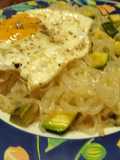 Fideos Shiratake con Calabacines y Huevo Frito
