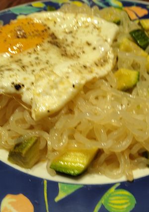 Foto principal de Fideos Shiratake con Calabacines y Huevo Frito