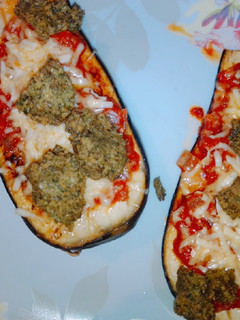 Una foto de Berenjenas a la parmesana con pesto.