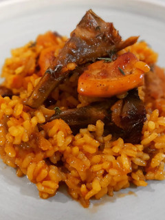 Una foto de Arroz de pollo y alcachofas
