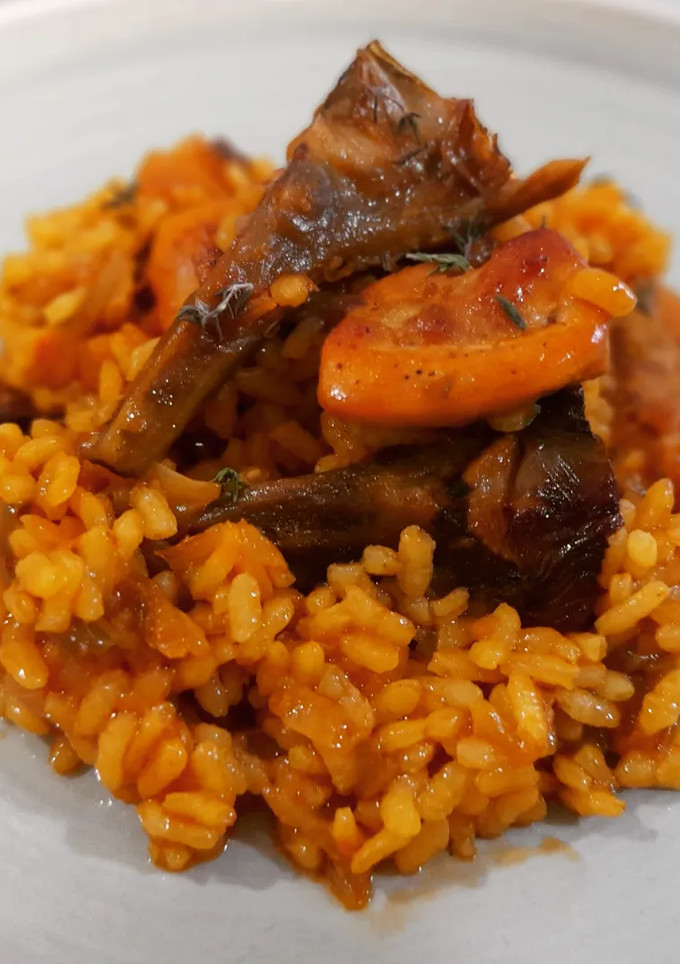 Una foto de Arroz de pollo y alcachofas