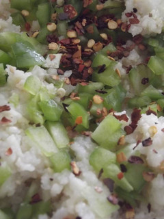 Una foto de Arroz cocido con melón, hojuelas de chile y licor de anís