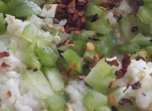 Una foto de Arroz  cocido con melón, hojuelas de chile y licor de anís