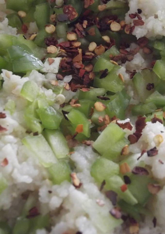 Una foto de Arroz  cocido con melón, hojuelas de chile y licor de anís