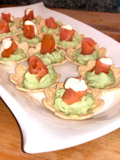Una foto de Canapés de salmón ahumado y crema de aguacate con queso Camembert