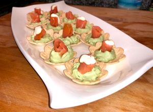 Foto principal de Canapés de salmón ahumado y crema de aguacate con queso Camembert