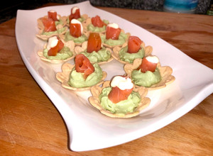 Una foto de Canapés de salmón ahumado y crema de aguacate con queso Camembert