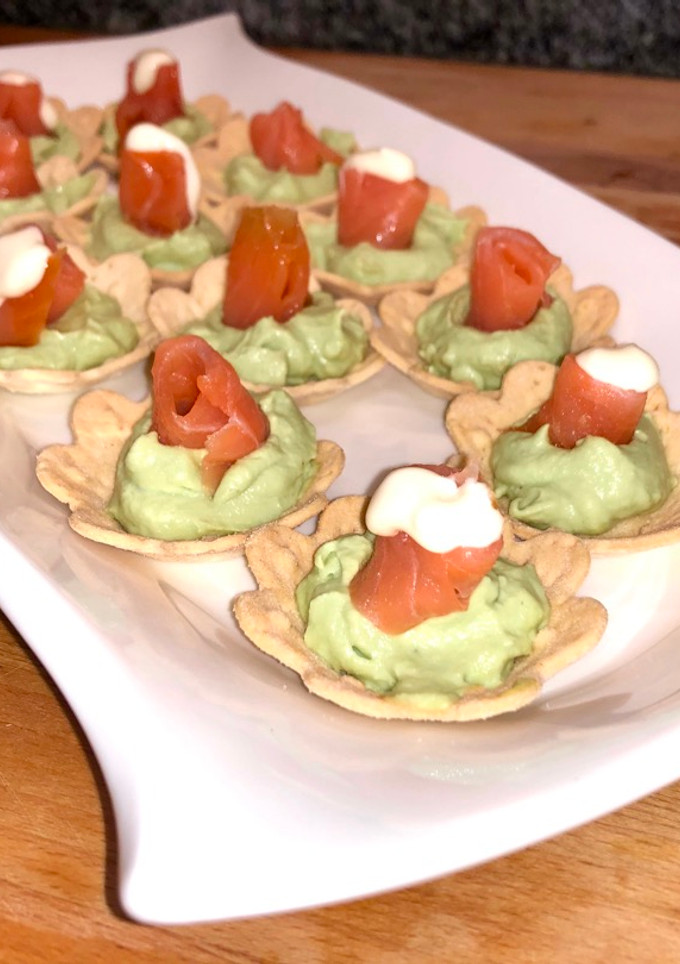 Una foto de Canapés de salmón ahumado y crema de aguacate con queso Camembert