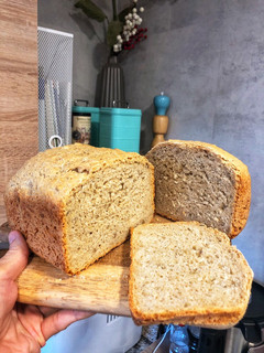 Una foto de Hogaza de pan de semillas de girasol y salvado de avena con pani