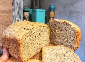 Foto principal de Hogaza de pan de semillas de girasol y salvado de avena con pani