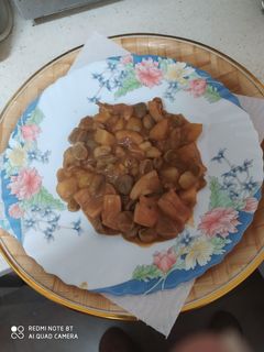 Una foto de Sepia con patatas y habas
