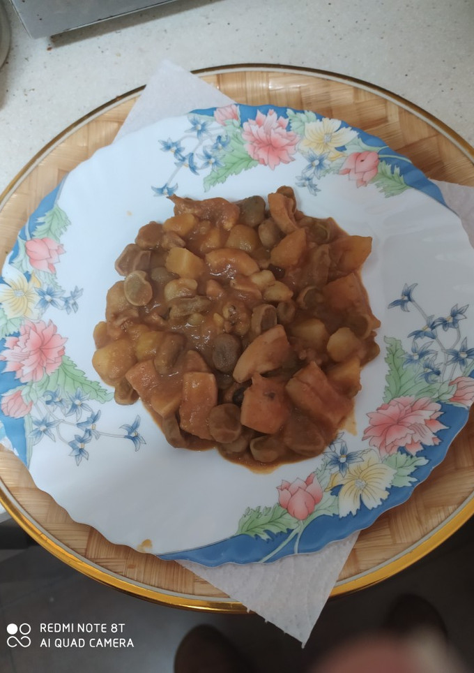 Una foto de Sepia con patatas y habas