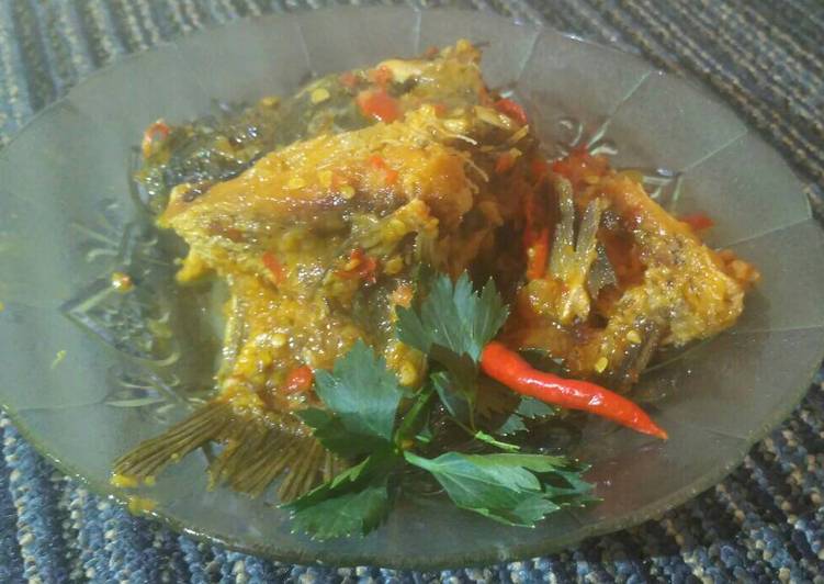 Cara Gampang Menyiapkan Ikan emas bumbu merah, Bisa Manjain Lidah