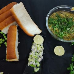 A picture of Surat special green bhaji pav.