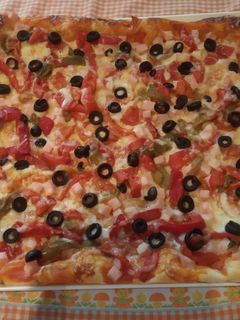 Una foto de Pizza de hojaldre con pimientos asados y pavo