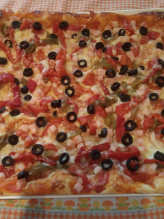 Una foto de Pizza de hojaldre con pimientos asados y pavo