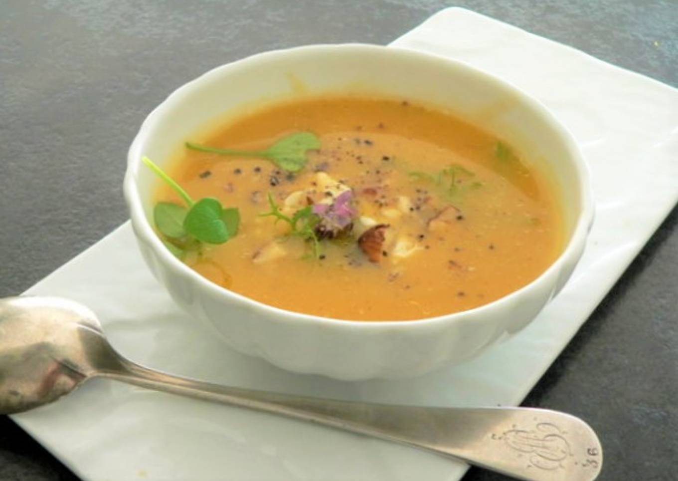 Velouté butternut poireaux à la noisette