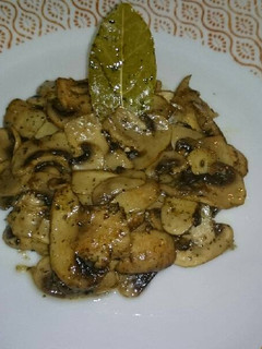 Una foto de Champiñones al ajillo con vino blanco