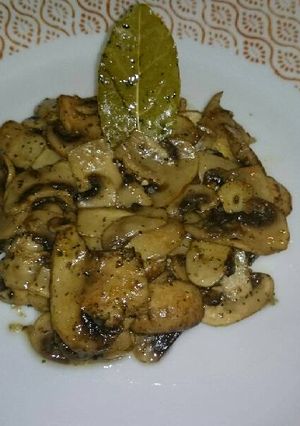 Una foto de Champiñones al ajillo con vino blanco