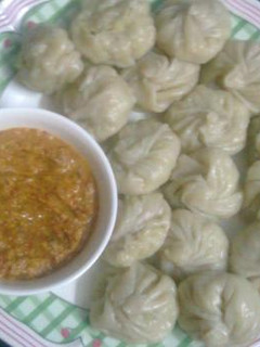A picture of Chicken/Veg momos with chilli garlic sauce :).